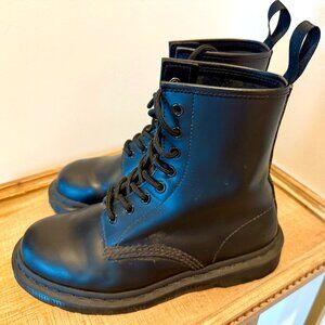 DR. MARTENS MONO SMOOTH LEATHER LACE UP BOOTS IN CLASSIC BLACK